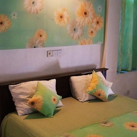 Nilas Guesthouse ヒッカドゥワ エクステリア 写真