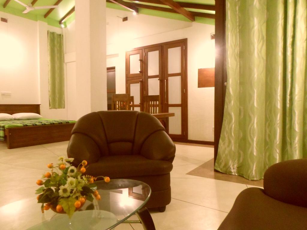 Nilas Guesthouse ヒッカドゥワ エクステリア 写真