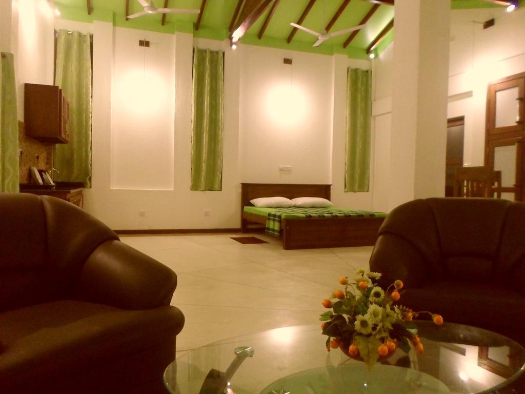 Nilas Guesthouse ヒッカドゥワ エクステリア 写真