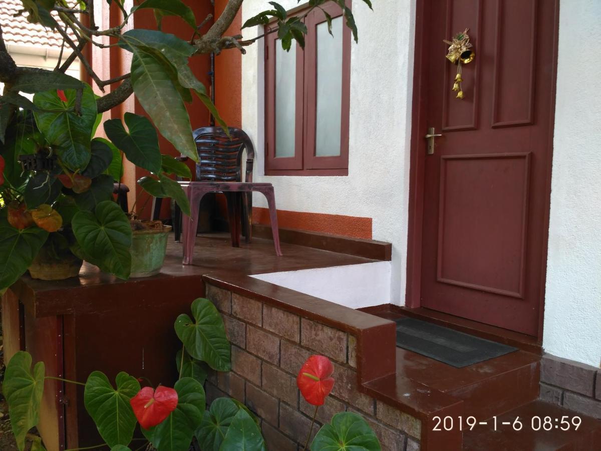 Nilas Guesthouse ヒッカドゥワ エクステリア 写真